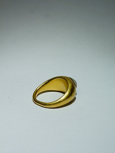 Finger ring with onyx cabochon - Gold & onyx