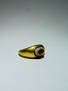 Finger ring with onyx cabochon - Gold & onyx