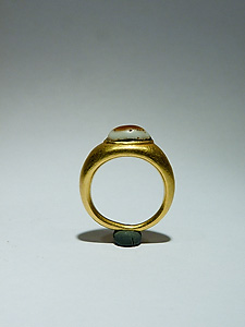 Finger ring with onyx cabochon - Gold & onyx